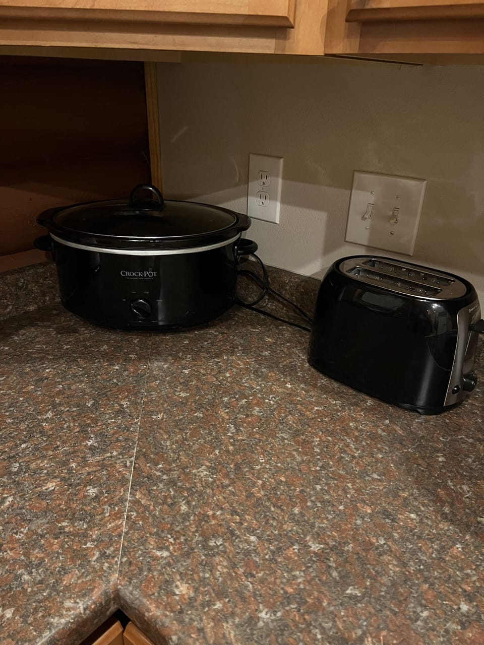 Toaster & a slow cooker 