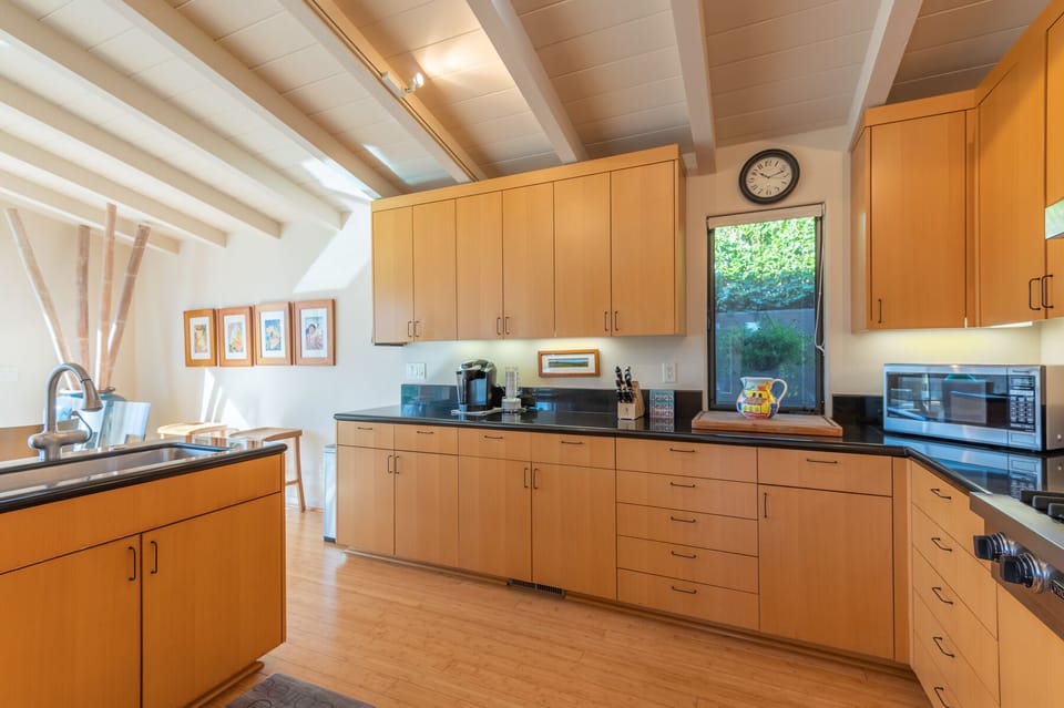 Spacious kitchen and extremely well equipped! 
Microwave & Full size dishwasher!