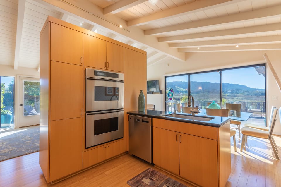 Spacious open concept floor plan! Wi-fi throughout 