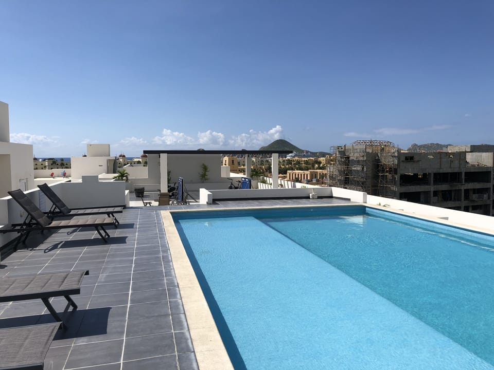 ROOFTOP OVERVIEW: Sun or shade, Take a splash!