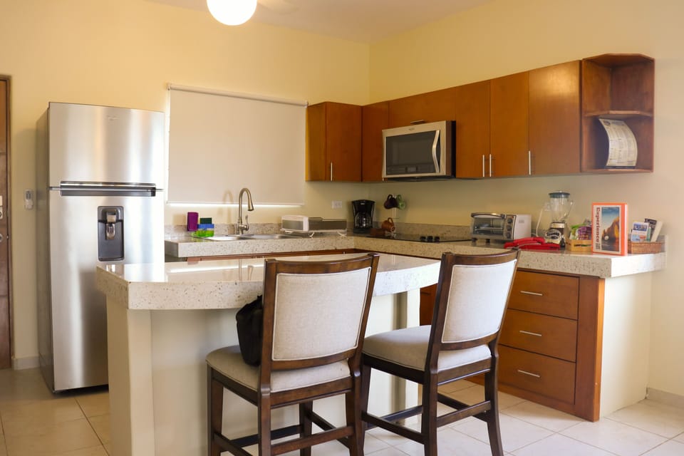 FULL KITCHEN TO MEET ALL YOUR NEEDS 