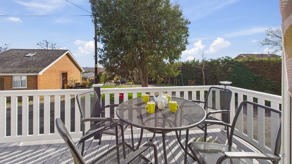 Balcony with outside dining area for 4.