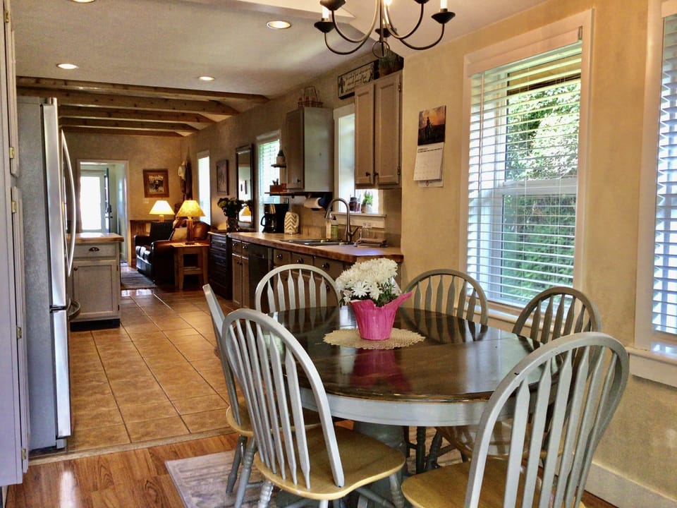Dining room seats 6