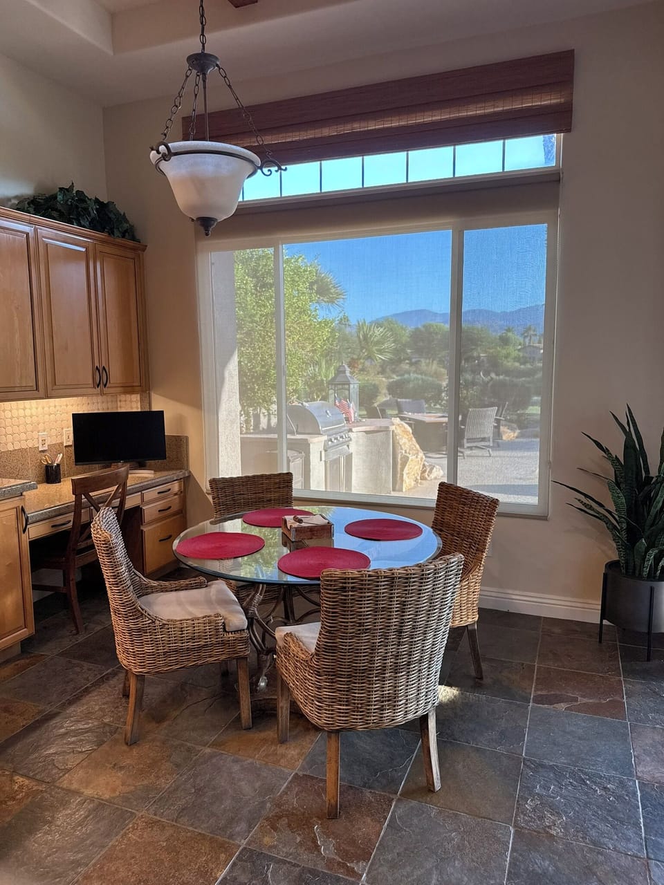 4 person dining in adjacent to kitchen