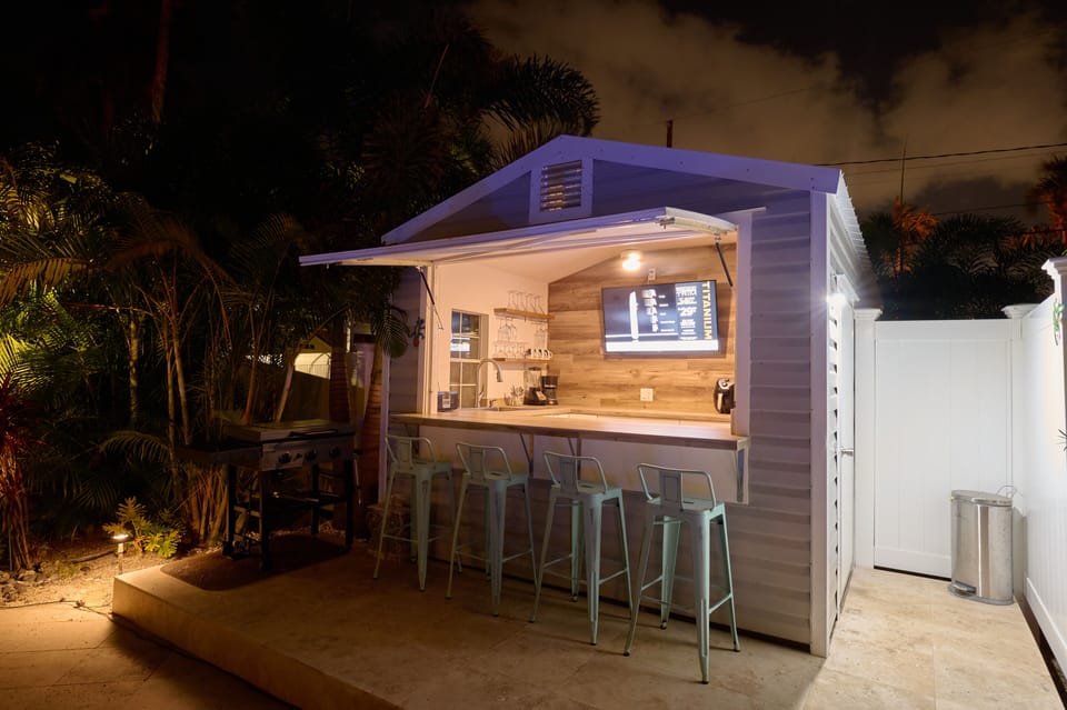 NEW FEATURE POOL BAR - KITCHEN