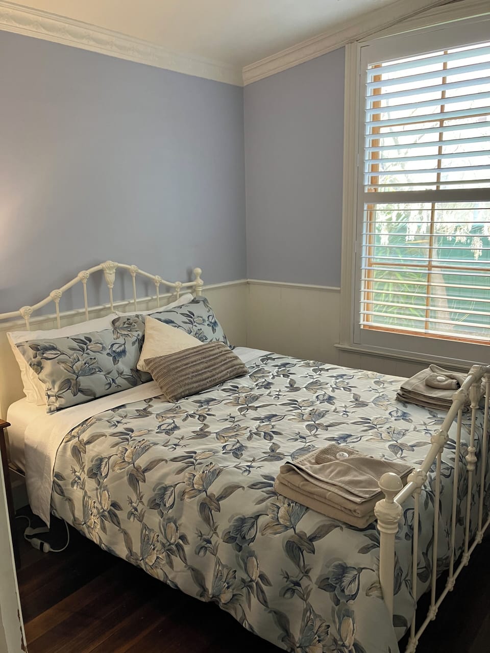 Third bedroom/ comfortable Queen bed with king bedding Electric blankets. 