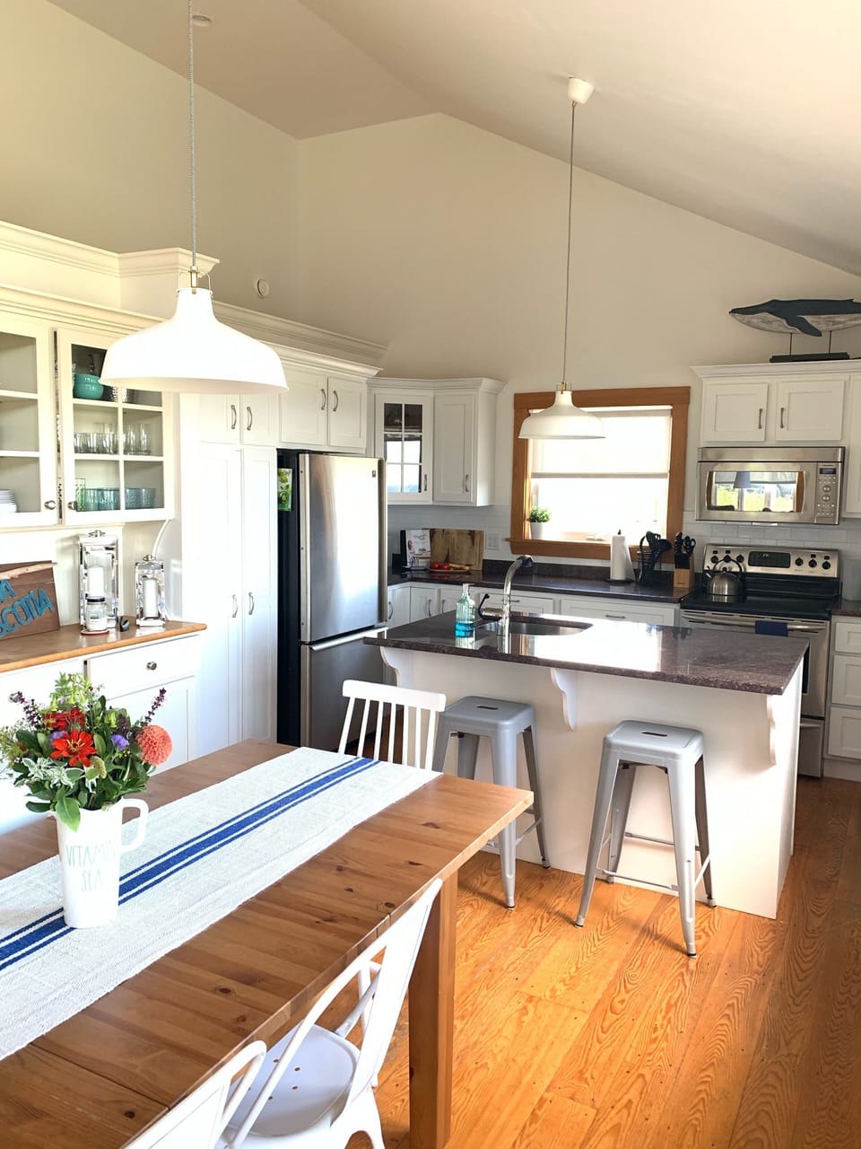 Bright, modern kitchen with all the amenities you need.