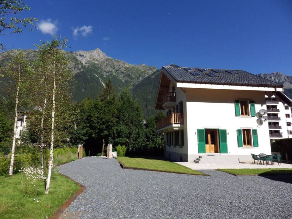 Large secure garden with free parking, a 3 minute walk from Chamonix