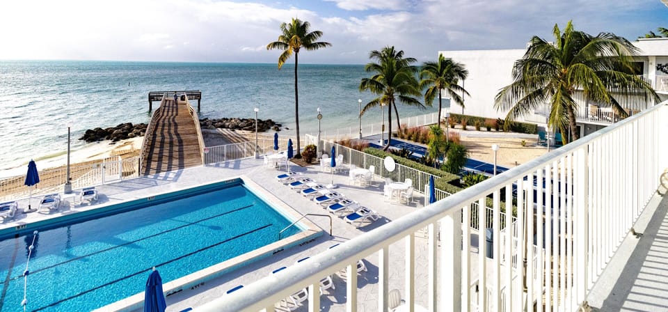 Heated pool,peir and 250 feet of private beach. 