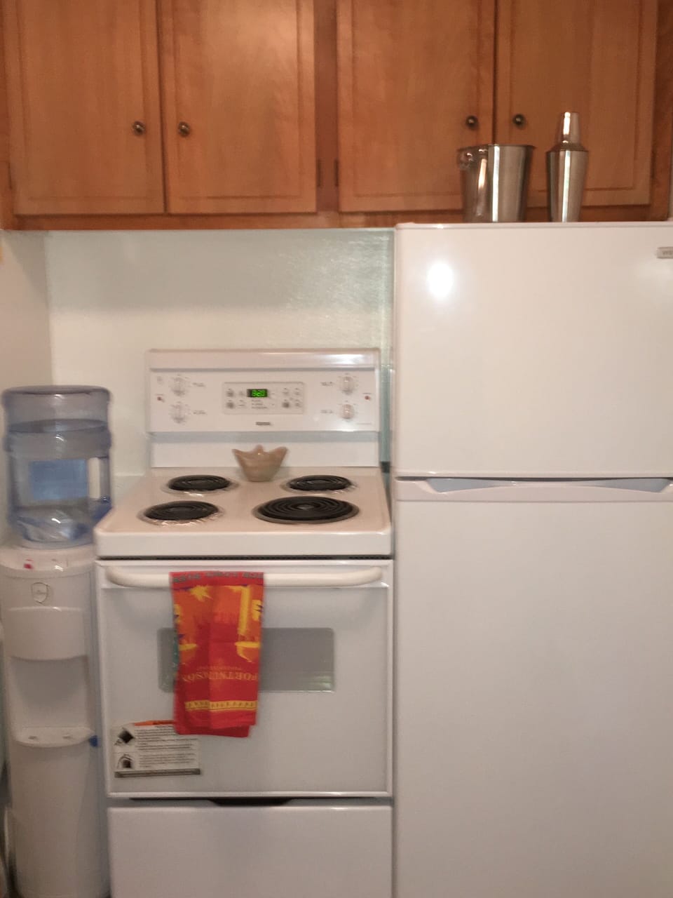 Fridge and Stove with 4 Burners & self cleaning oven.  Filtered water.