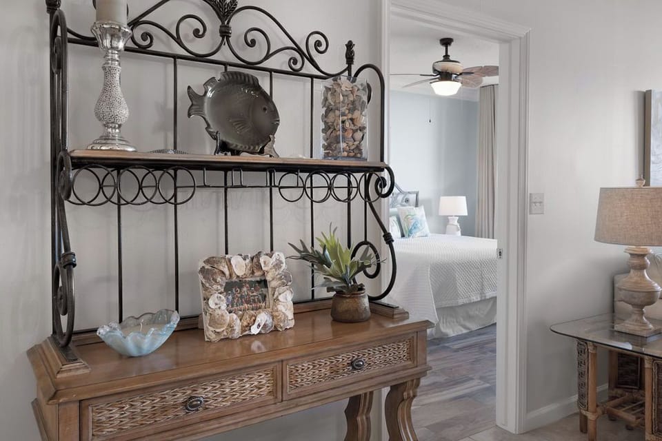 Dining Area - This unit is nicely decorated to make you feel right at home.