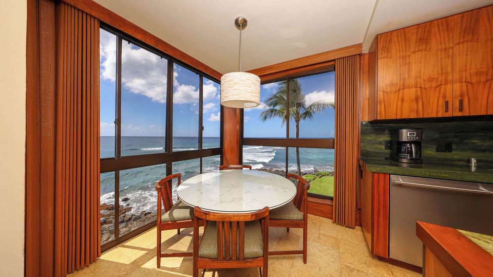 Toyabrown Penthouse oceanfront dining