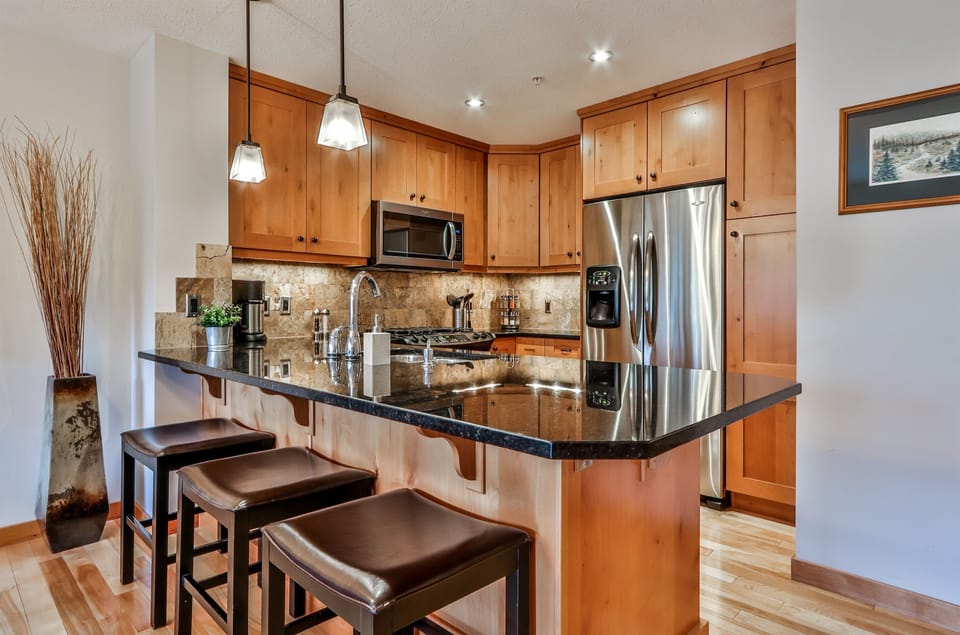 Beautiful kitchen / Breakfast Bar - seating for 3