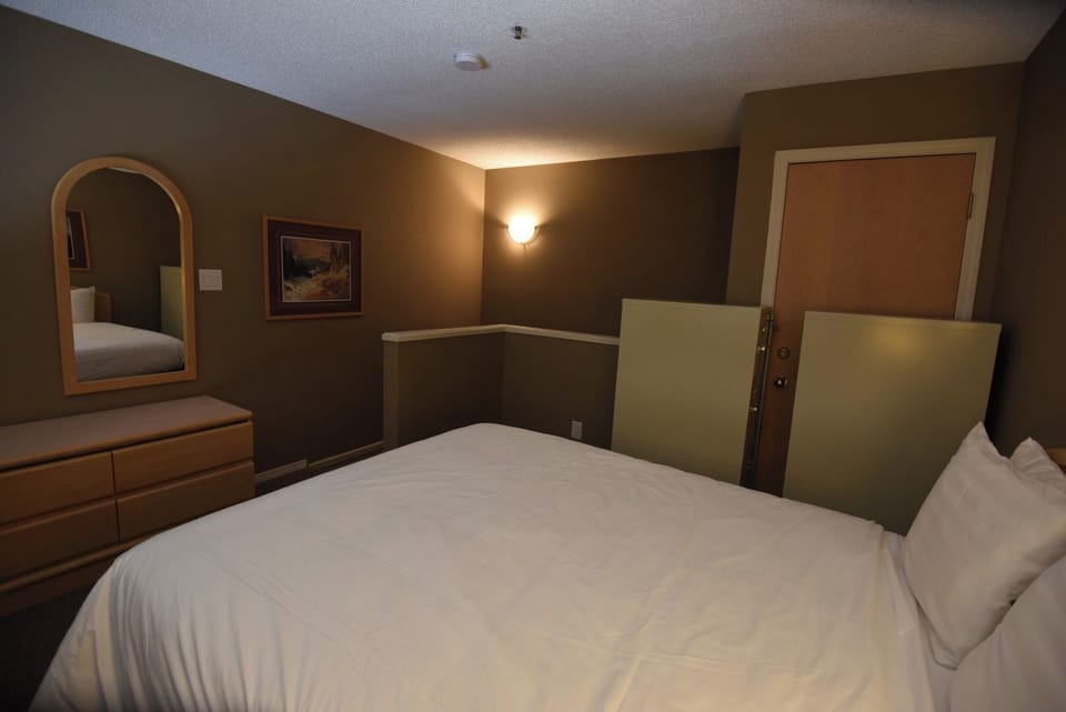 Second bedroom (loft): Queen bed