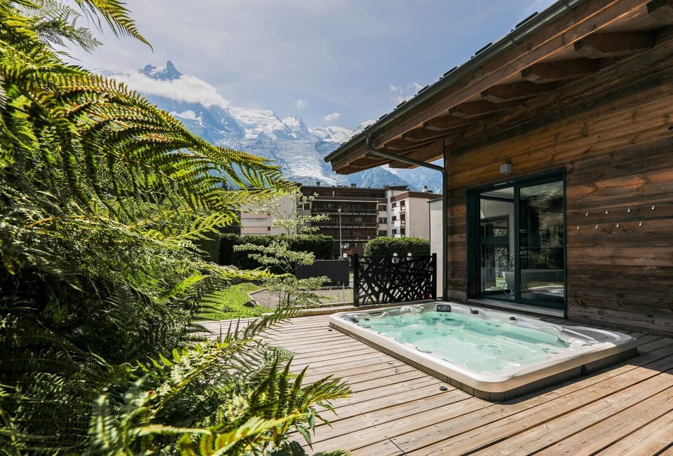 Sunken hot tub on deck at side of chalet