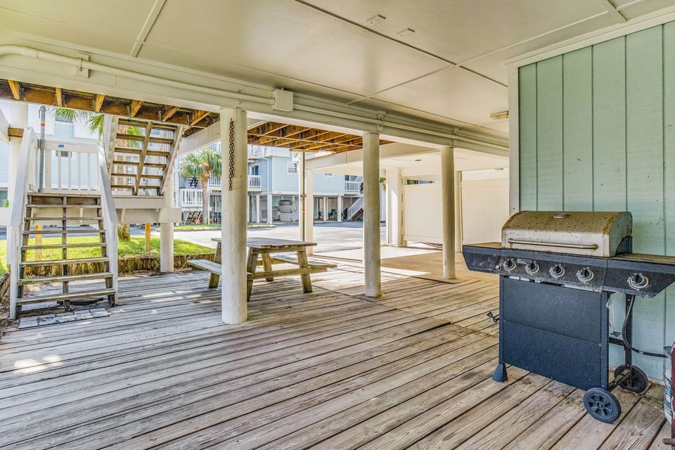 BBQ and picnic table on lower deck