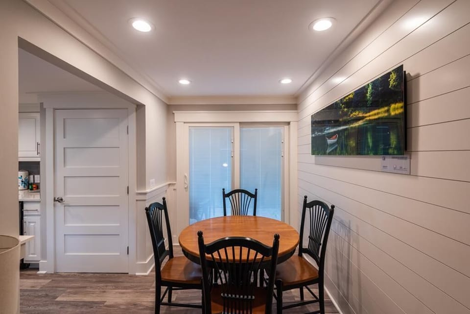 3 Elderberry- 1st Floor Dining Area