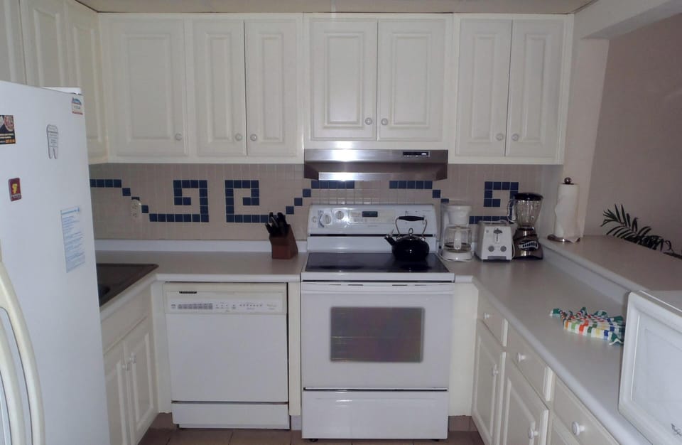 Kitchen with dishwasher, microwave, washer & Dryer in 2nd bathroom