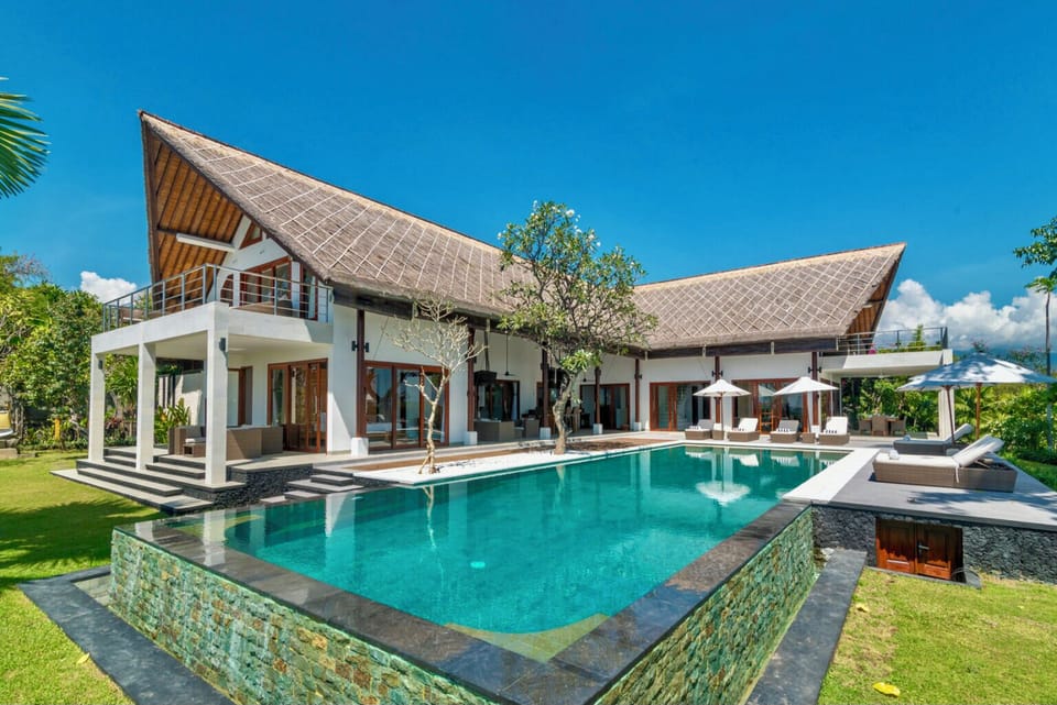 View to the center of the L-shaped Villa over the infinity pool