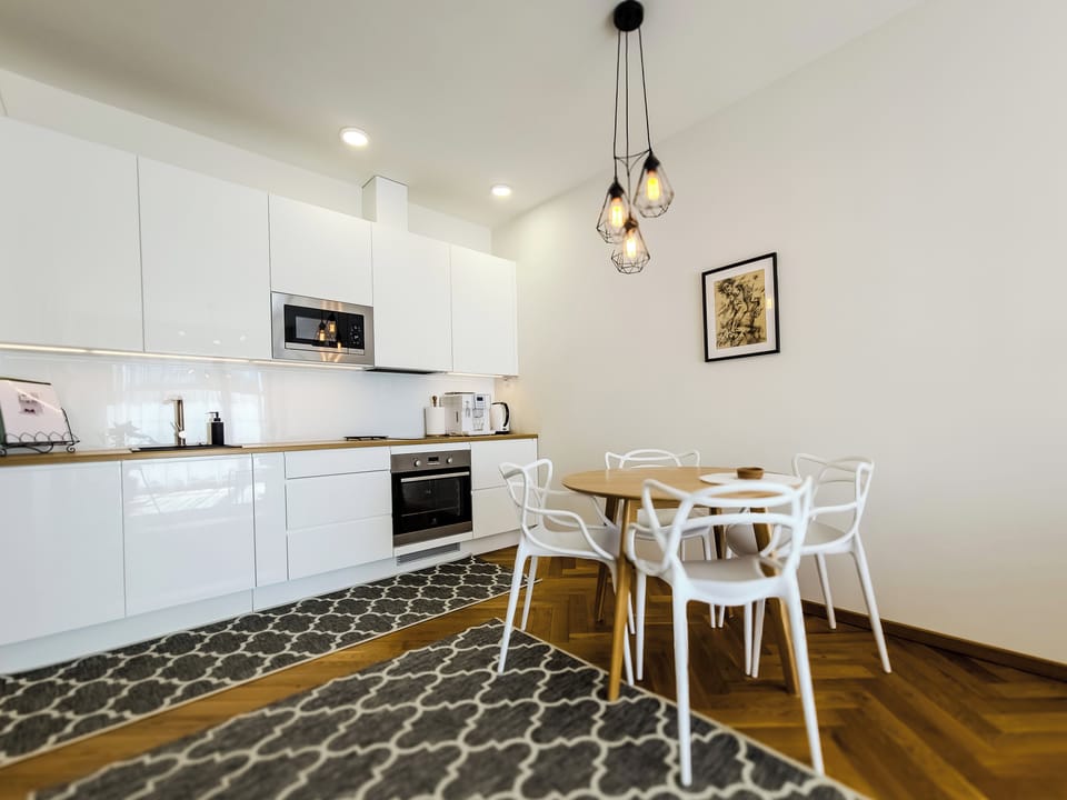 Open-plan kitchen + round table for four—easy breakfasts to dinners.