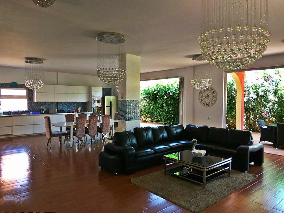 Open plan area wit 8m bifold doors.