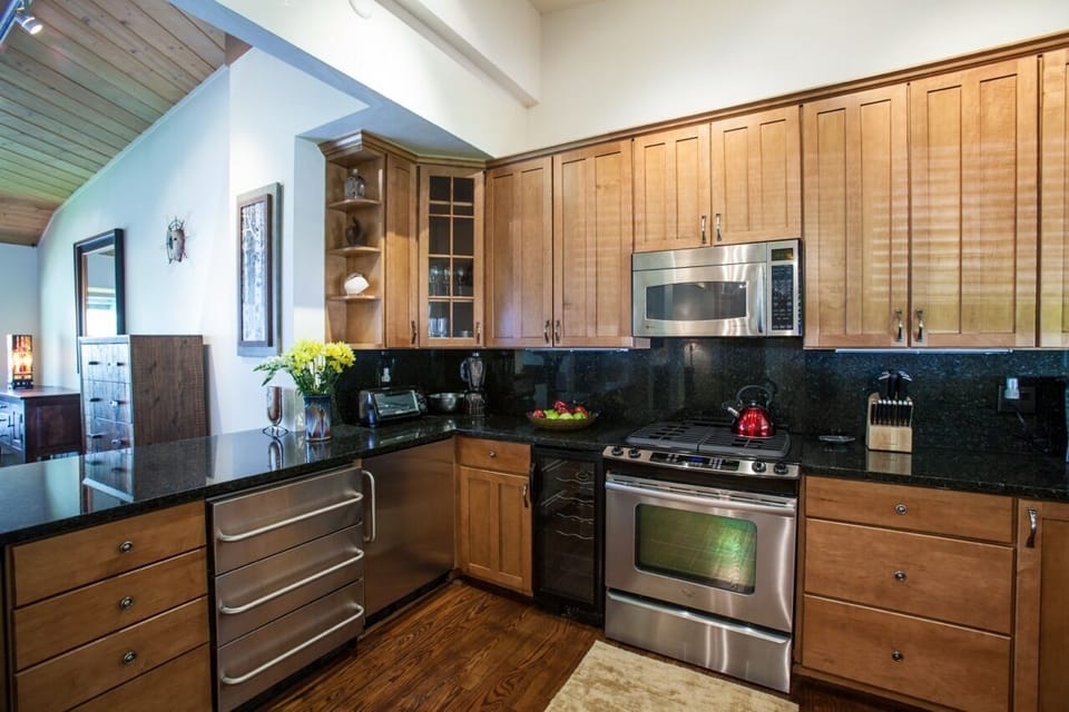 Spacious kitchen
Granite countertops