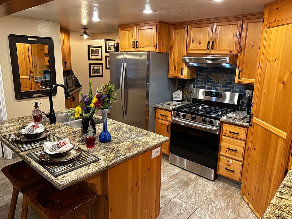 Beautiful place to cook a meal. Granite counter tops, stainless steel appliances