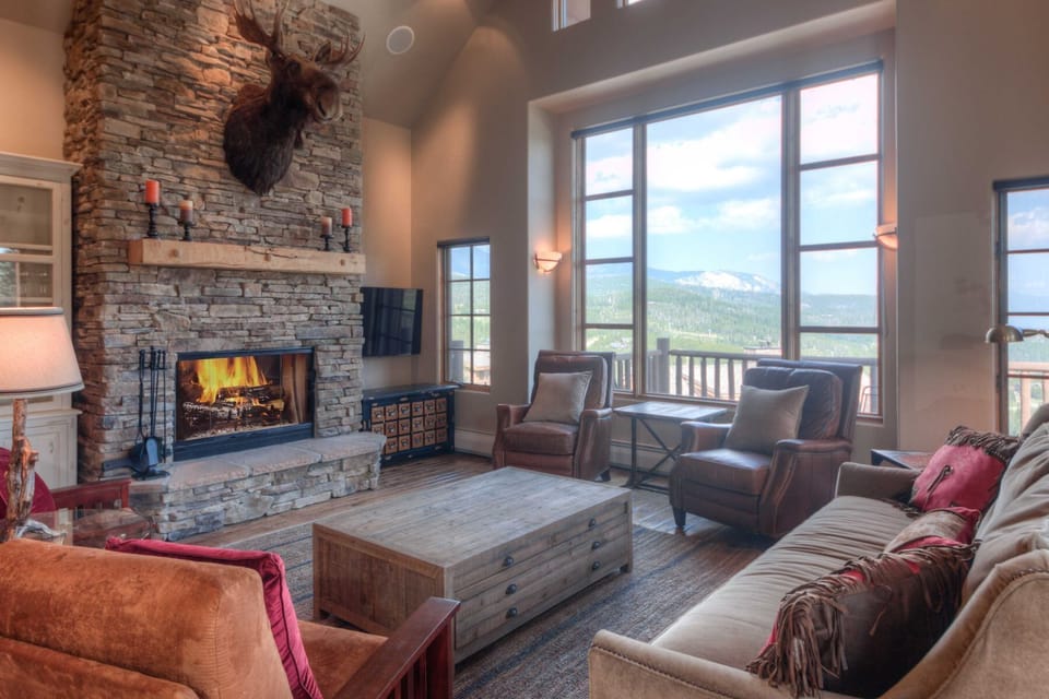 Wood burning fireplace & amazing views in the Silver Star Chalet