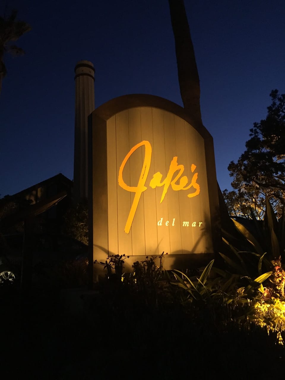 A two block walk to Jake's on the sand for lunch or dinner