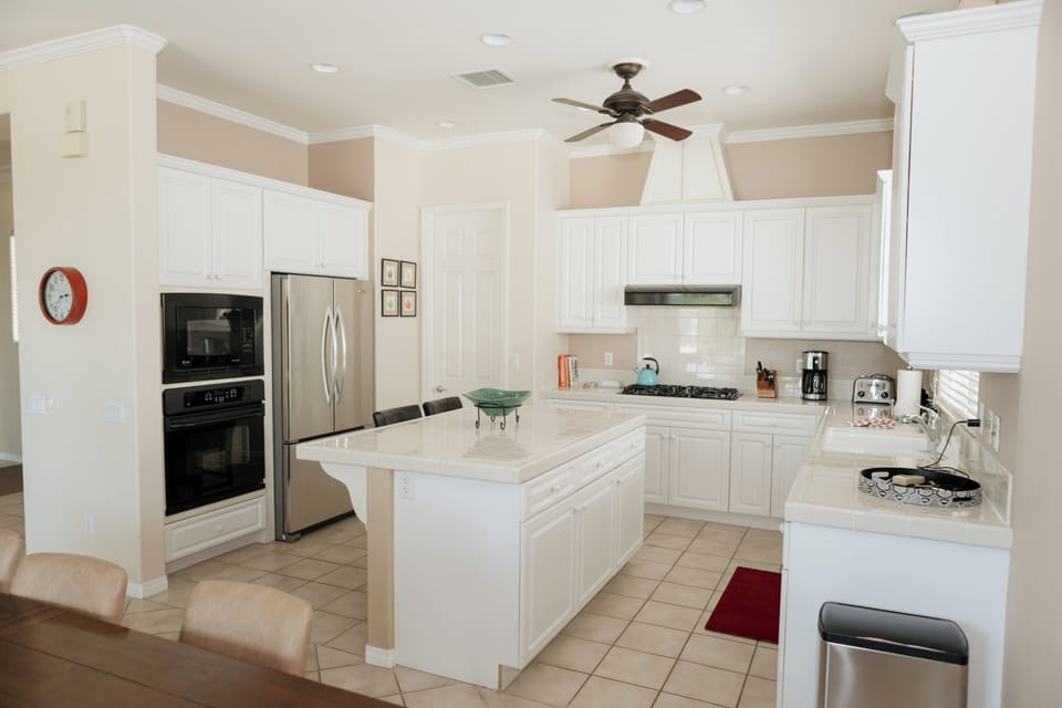 Full kitchen with island—great for entertaining