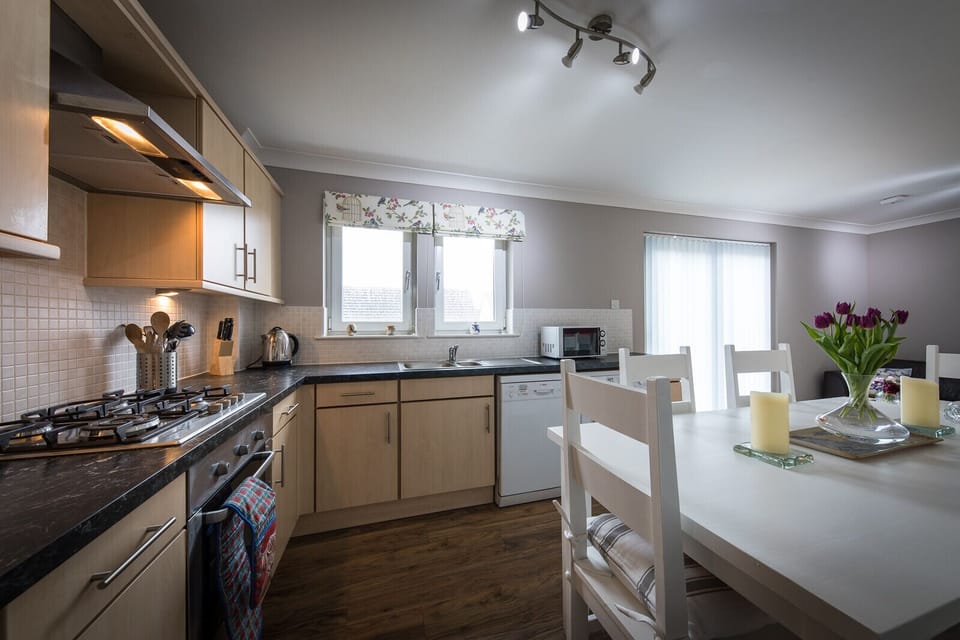 Kitchen & Dining
