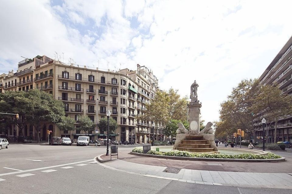 Neptuno monument i the next corner with Paseo Sant Juan.