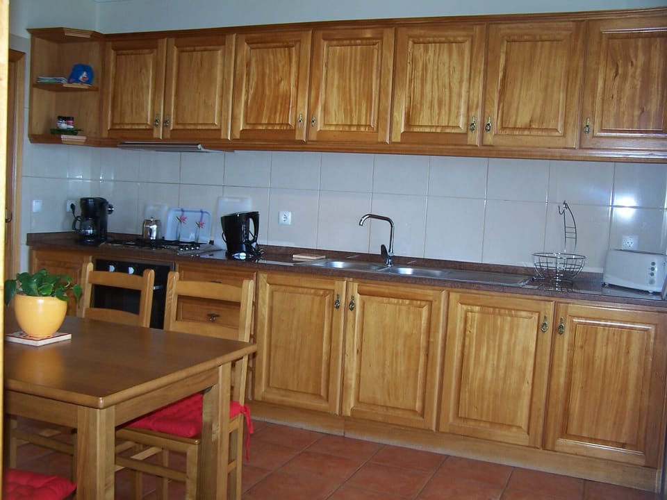 Beautiful wood finished, fully fitted kitchen with all mod cons