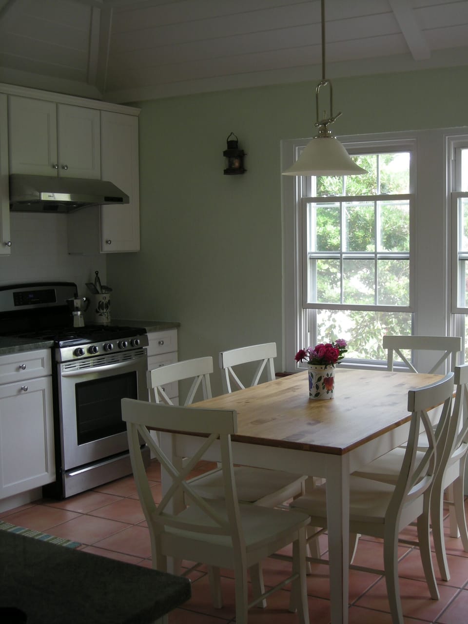 Table for 6 in the kitchen.