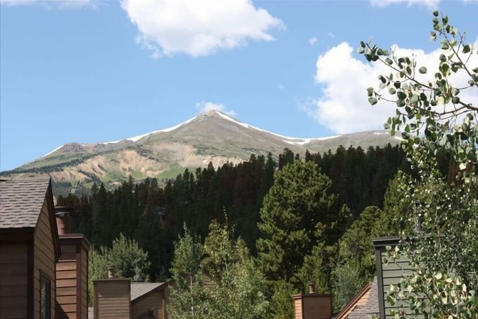 Great View of the mountains from balcony!