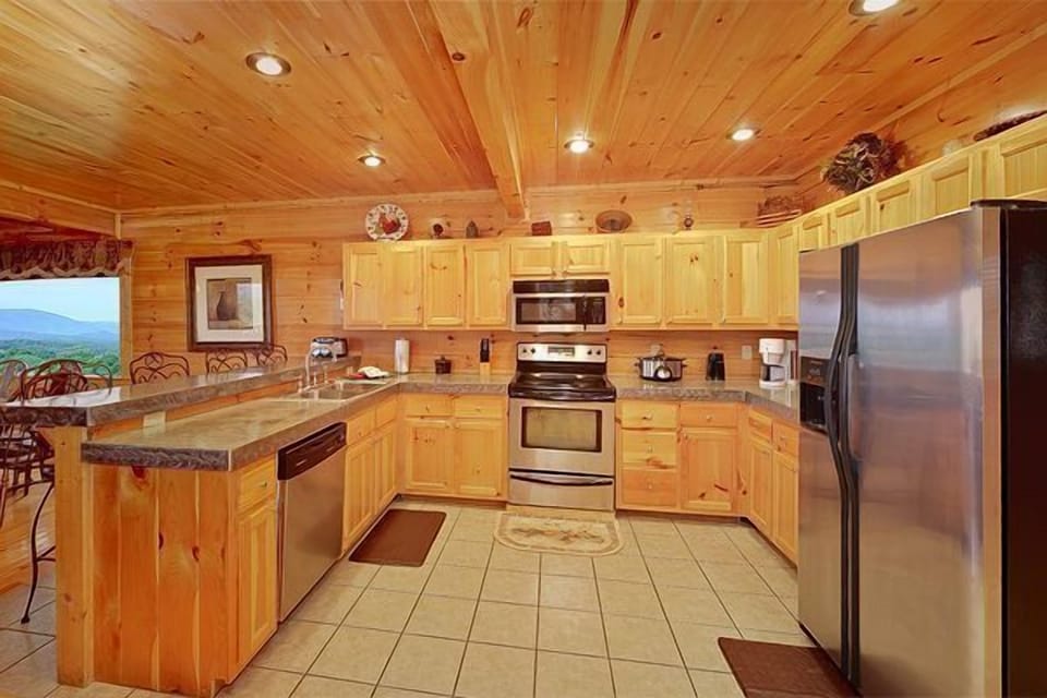 Roomy kitchen, fully furnished, to enjoy eating at the cabin if you wish