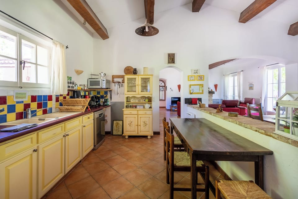The kitchen with breakfast table