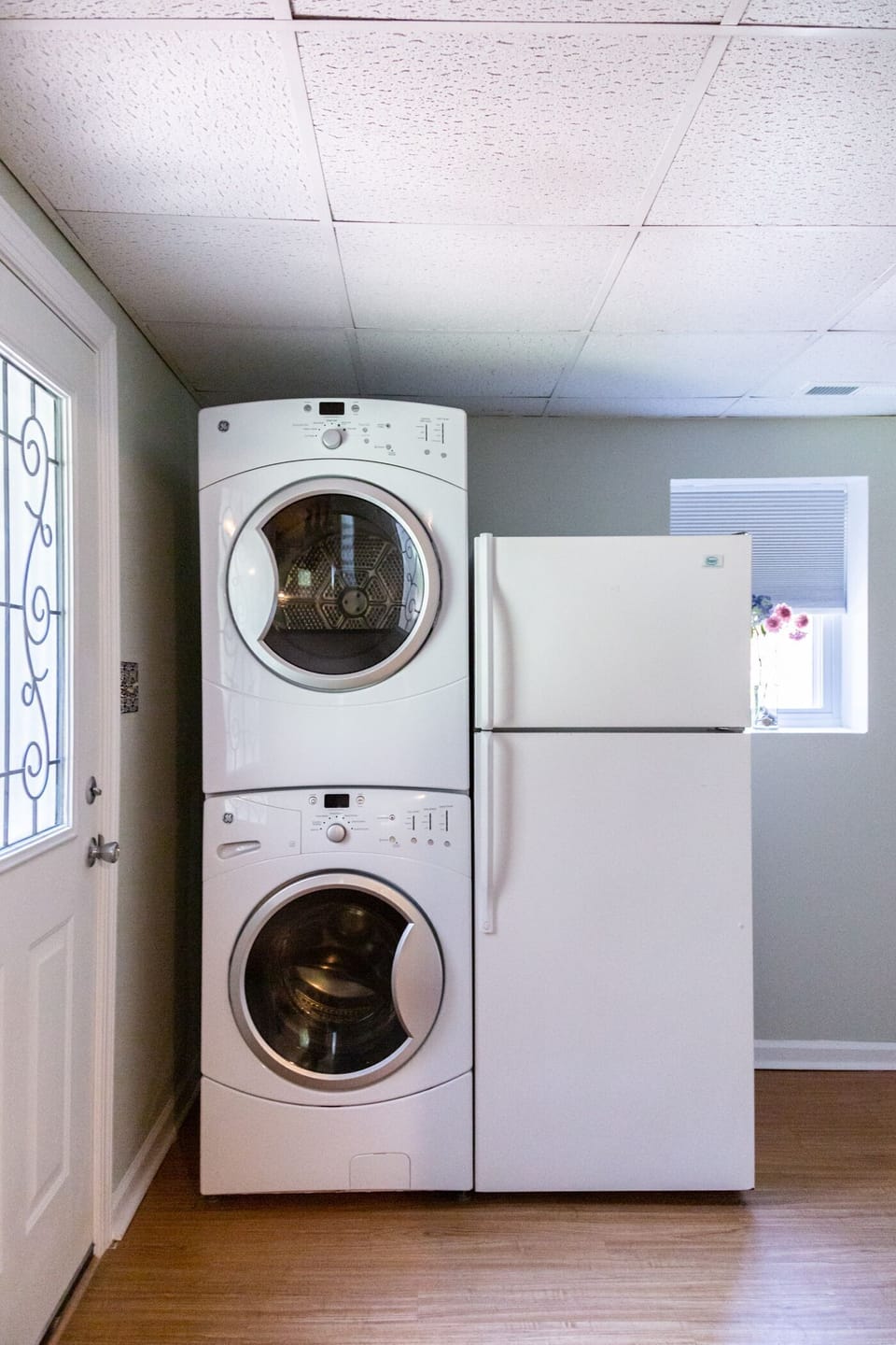 W/D & fridge. We provide natural laundry products. Fridge stocked w/ condiments.