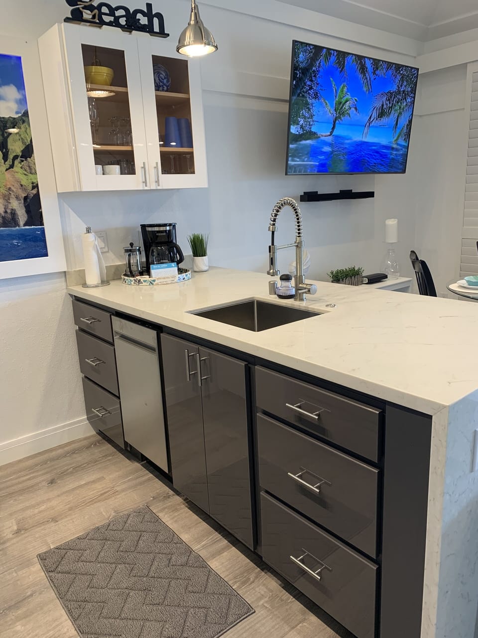 Kitchen Penninsula with quartz waterfall 