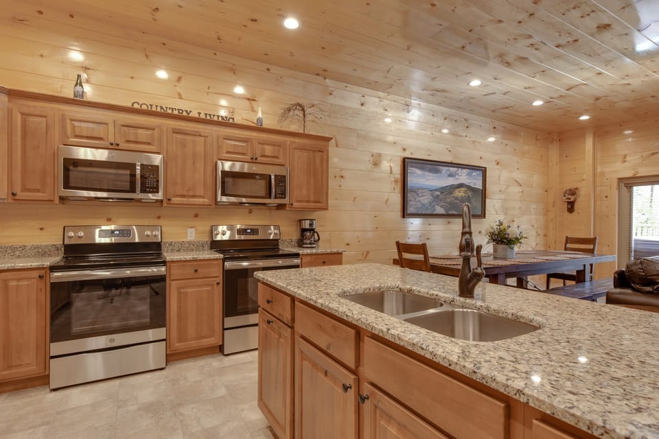 Fully Equipped Kitchen with Double Stoves / Double Ovens