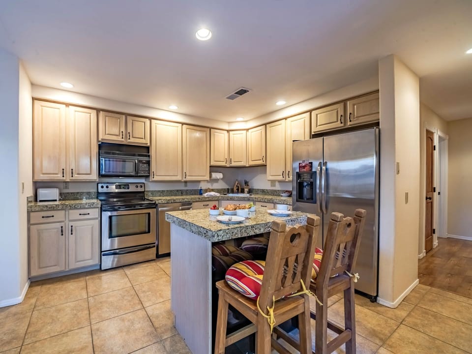 Kitchen - Breakfast Bar