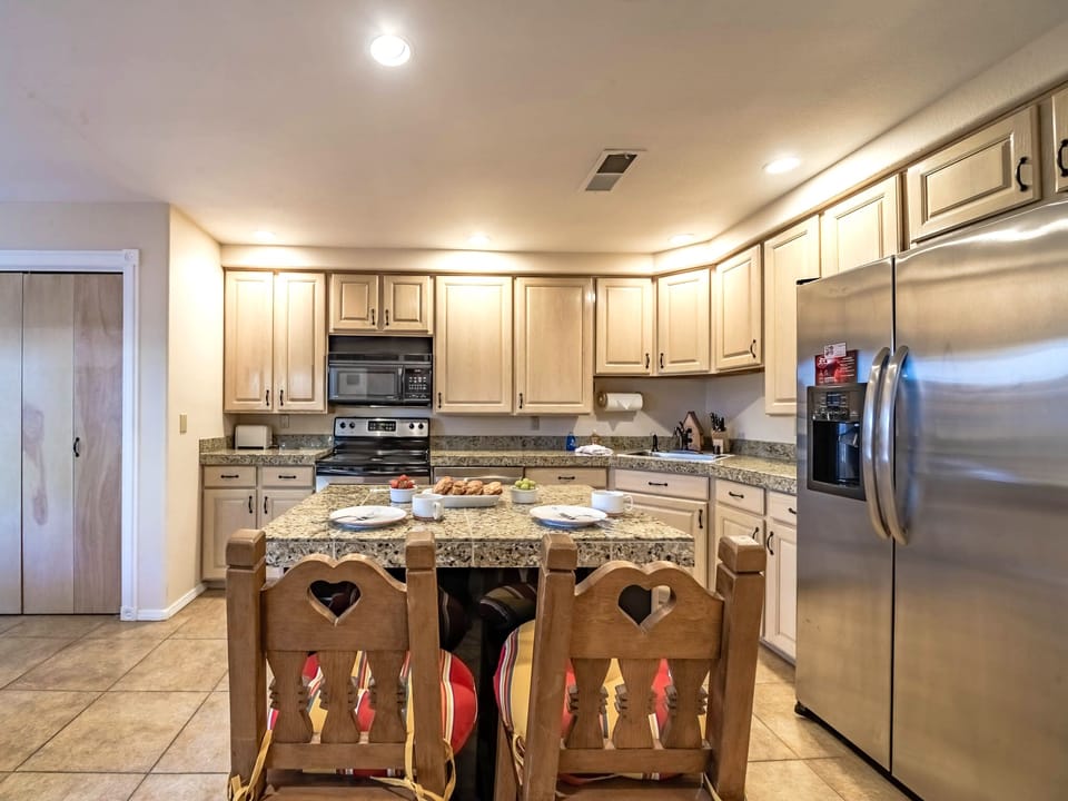 Kitchen - Breakfast Bar
