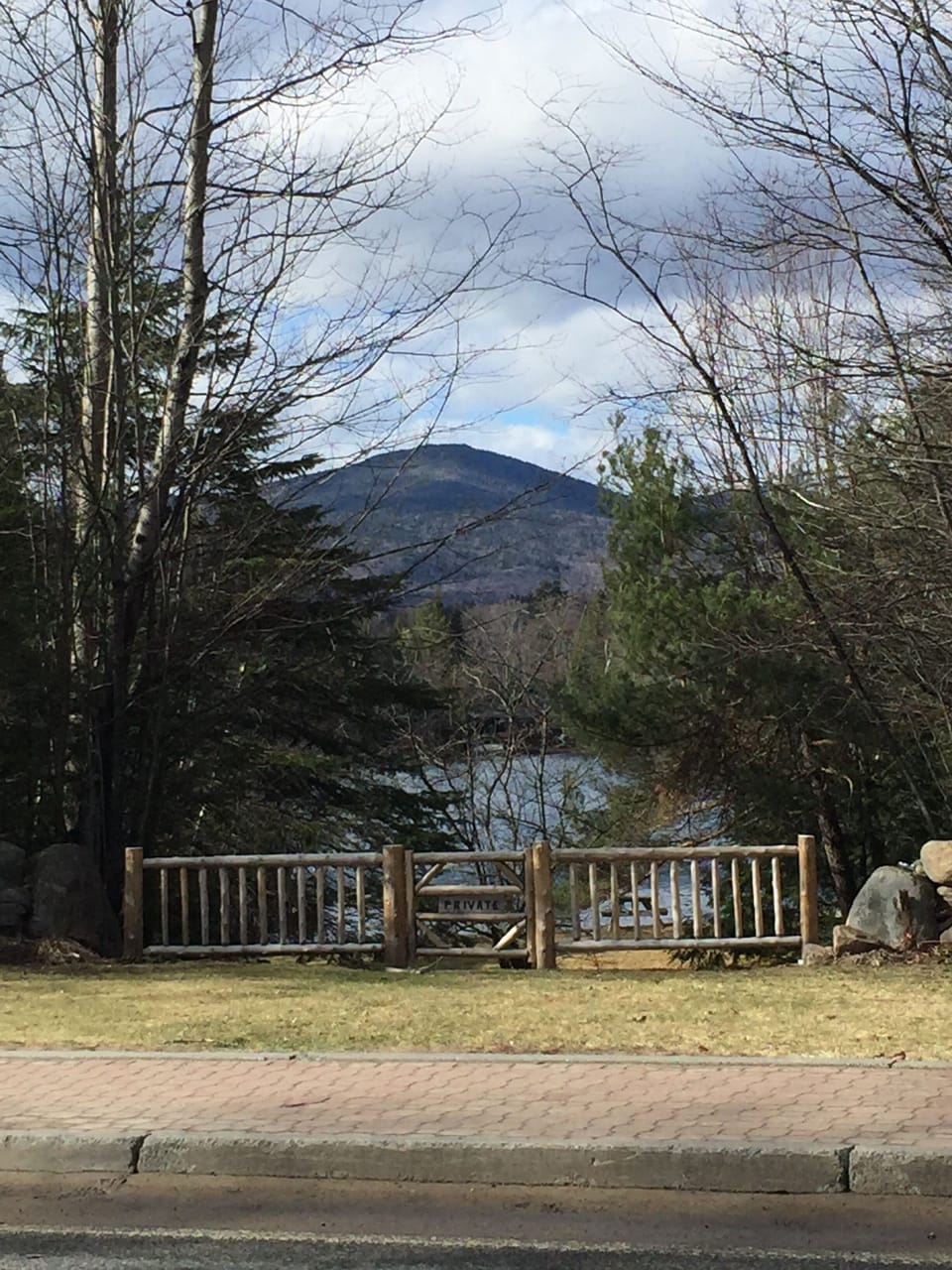 Private Beach access On MIrror lake. Beach access. 3 minutes away