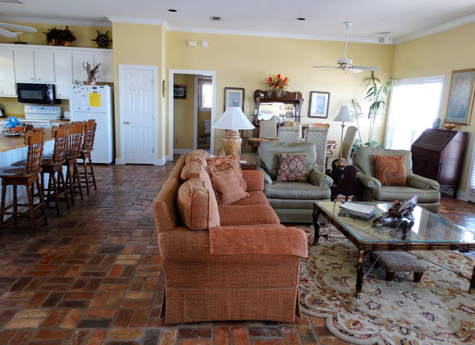 Plenty of seating for everyone.  Notice the DR located beyond the LR.