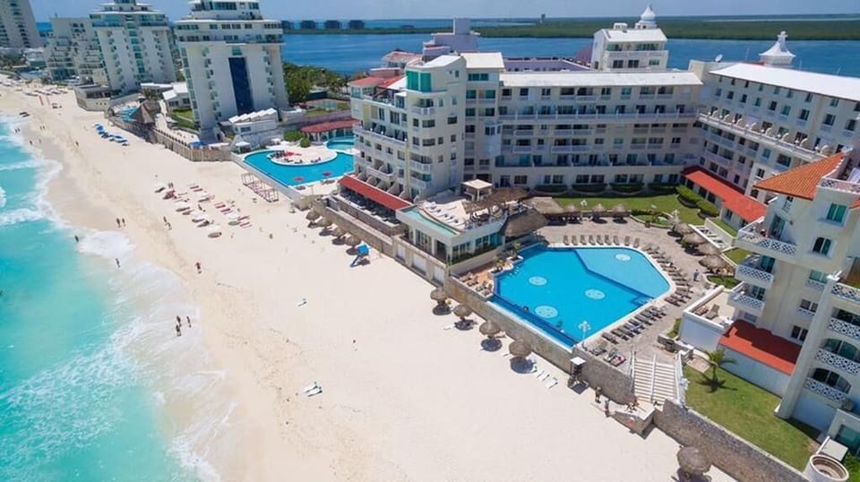Cancun Plaza.jpeg