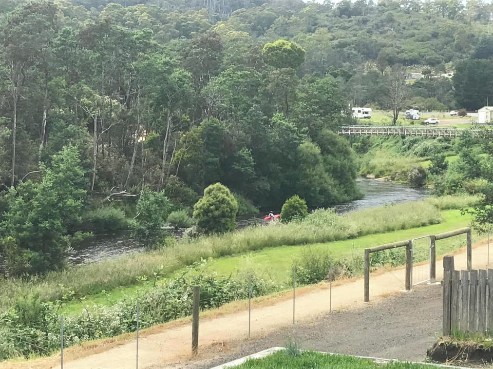 Just metres to the trails, river and bridge across to Lake Briesis