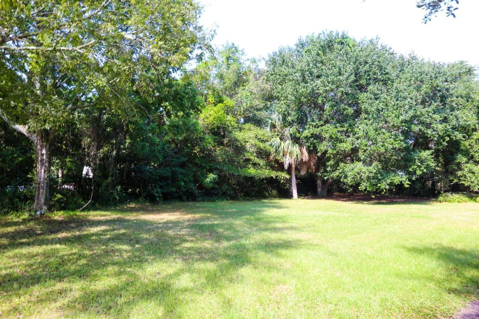 Plenty of room in the yard for kids to run & play!