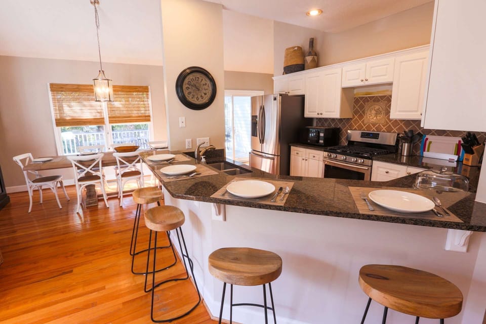 The open floor plan layout makes it very easy to interact with guests in the kitchen, dining & living room areas.