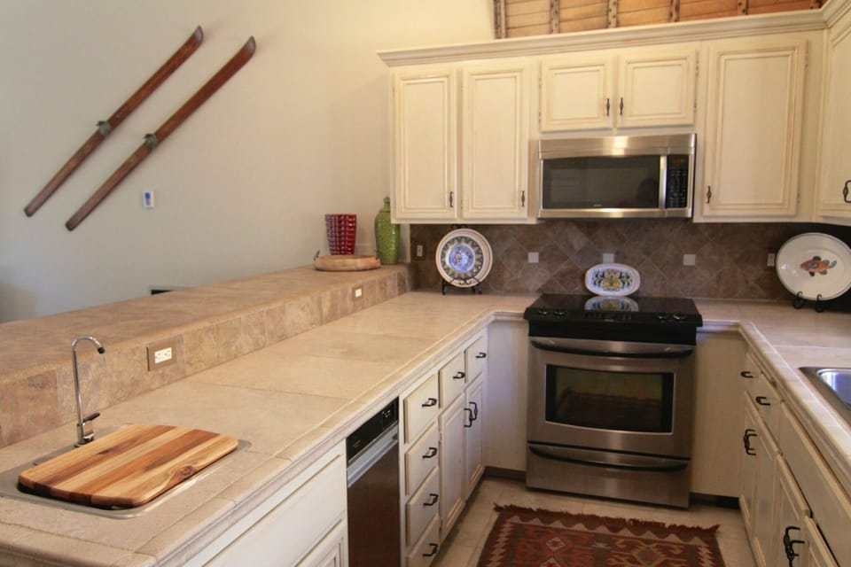 Large - Light- Bright well stocked Kitchen for a gourmet Chef! 
