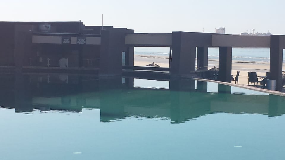 Swim up bar. Enjoy lunch or dinner at the pool.